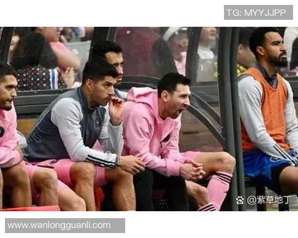 足球明星球场穿搭风格解析时尚与运动的完美结合